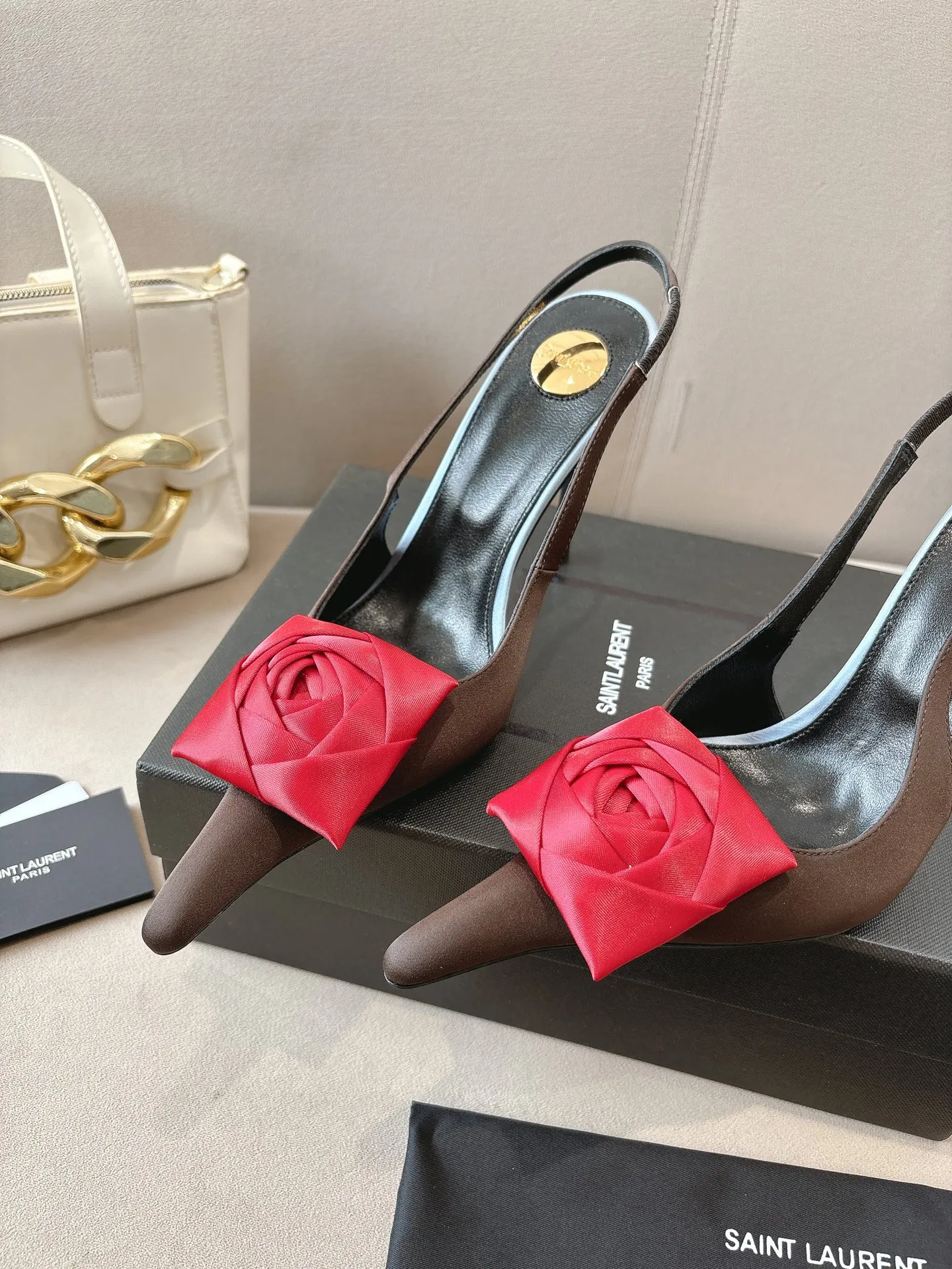 👟👟Ex-factory price 680👟👟 Saint Laurent ysl 25ss/autumn and winter ready-to-wear flower series catwalk style high heels. The toe and contrasting color design make the final effect quite impressive. The different colors are also very beautiful. Straight heels, curved heels, with flowers, and without flowers can be selected. Only YSL understands women’s hearts best and does not accept refutation. It is a super invincible feminine artifact, a must-have for women (z-brand full-body customization, own molded hardware accessories, perfect consistency) ✔ Upper: imported cow patent leather ✔ Inner lining: imported 🐑 goat leather ✔ Sole: imported genuine leather outsole ✔ Heel height: 10.5cm ✔ Size: 36-39 (40, 41, 42 can be customized and non-returnable) Flower style (full set of packaging)